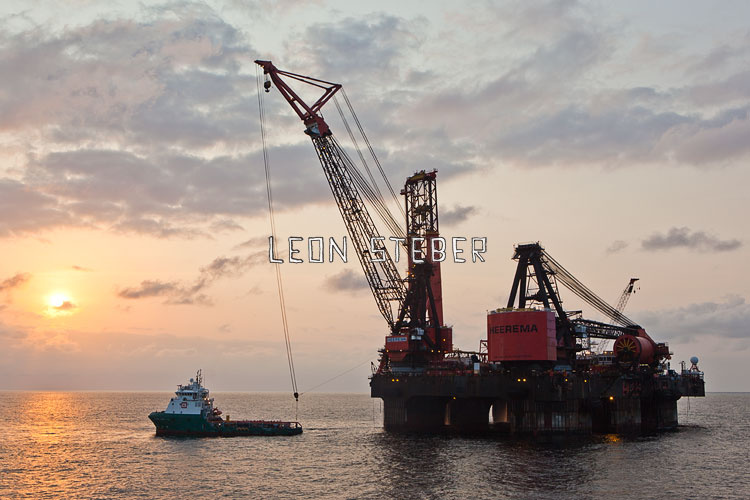 Oil rig photos of the Heerema Balder DCV wit the supply vessel Bourbon Liberty